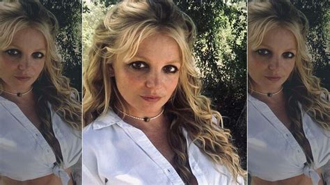 Britney Spears Goes Topless During Tropical Honeymoon with。